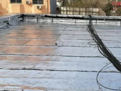 昭通卫生间漏水维修公司分享下昭通屋面楼顶防水刚性防水层施工要点。